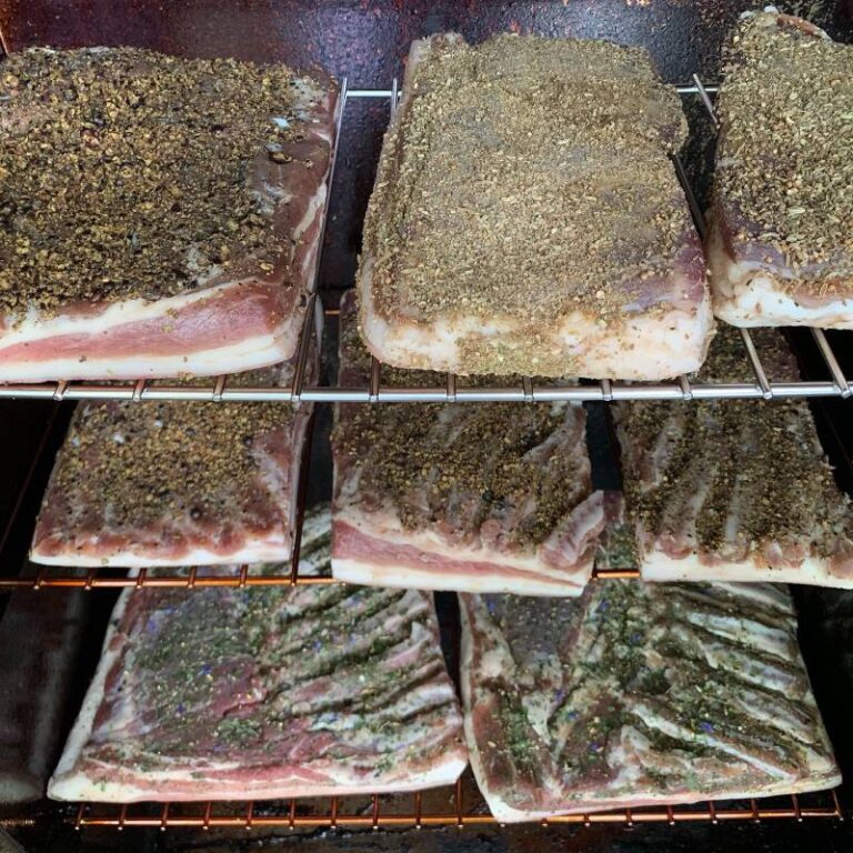 Gewürztes Fleisch im Ofen auf Rost