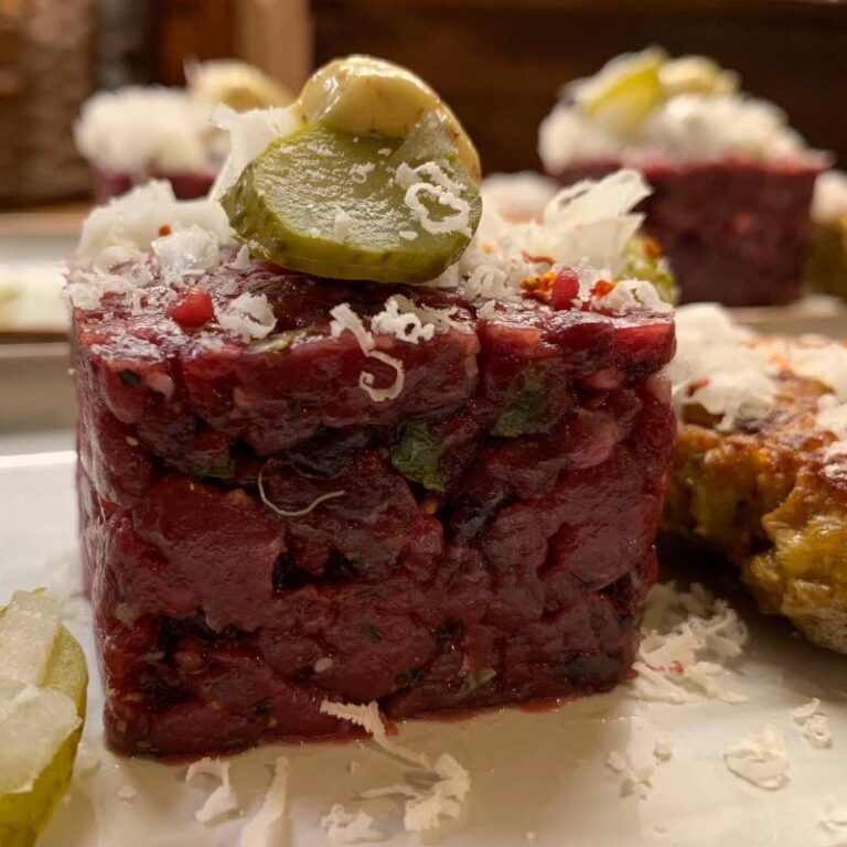 Rindertatar mit Gurke und geraspeltem Käse